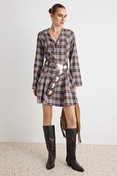 Trendyol Collection فستان قصير منقوش/مربعات باللون البني على شكل حرف A/على شك...