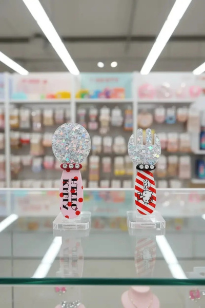 Hello Kitty Lisanslı Saç Tokası (2 Adet) – Parlak Yüzeyli & Akrilik Tasarım