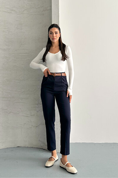 macharel jeans بنطلون نسائي ضيق الساق مطوي بحزام من القماش باللون الأزرق الداكن
