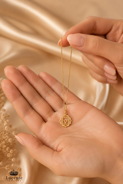 Lucente Jewellery 925 Ayar Kök Çakra Muladhara Sembollü Yantra Kararma Karşıtı Rodyum Güçlendirmeli Gümüş Özel Gün Hediyesi 45 Cm Zincirli Güven Denge İstikrar Enerji Küpe Hediyeli Geometrik Minimal Kök Çakra Kolyesi