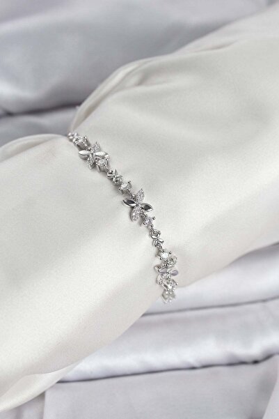Inure Jewelry سوار نسائي فضي اللون موديل كلوفر مرصع بحجر الزركون مع سلسلة قاب...