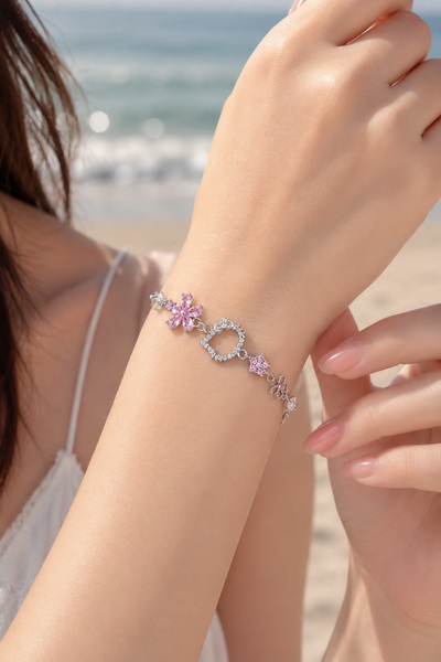 The Collection Hello Kitty Enamel Flower Detailed Cube Model Chain Bracelet