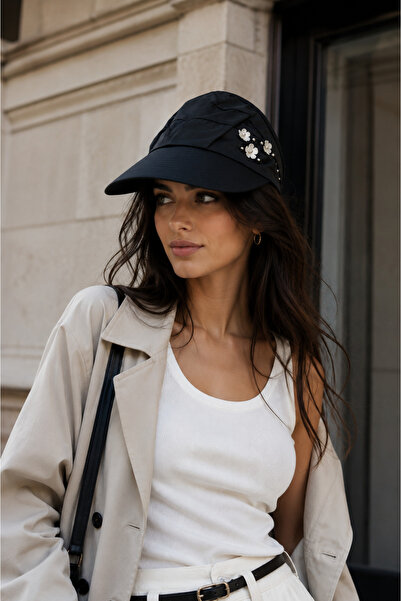HatClub Exclusive قبعة نسائية بحافة قابلة للتعديل وتفاصيل زهرة سوداء وشريط في...