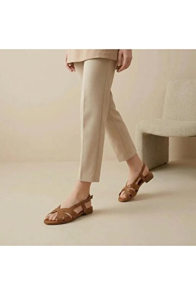 PİERRO SHOES صندل نسائي من الجلد الطبيعي بحزام متقاطع ومفتوح من الخلف