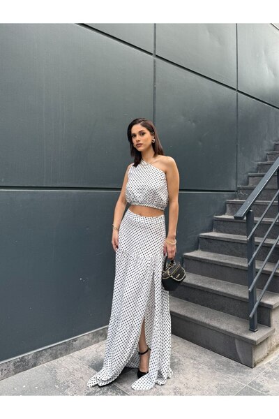 Butik kadın Siyah puantiyeli tek omuz bluz, saten görünüm, crop kesim, şık ge...
