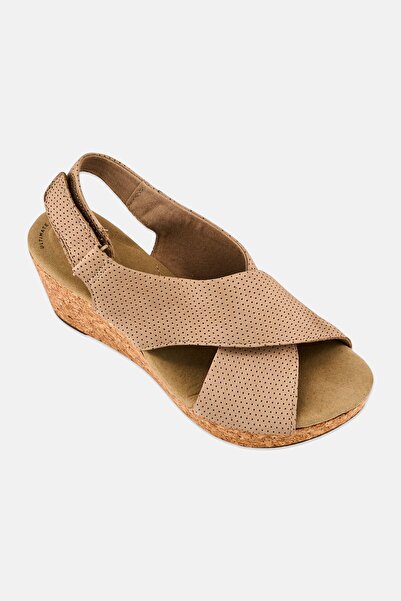 CLARKS حذاء نسائي ستاندرد من أنادل باركر بإغلاق فيلكرو، لون رملي