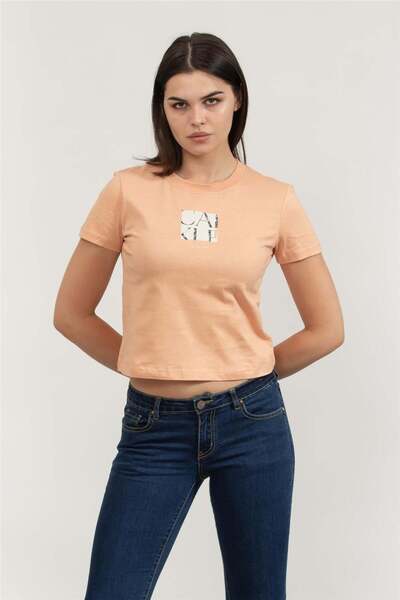 Calvin Klein Kadın Yuvarlak Yaka Slim Fit Marka Logolu Kısa Kollu Pembe T-Shi...