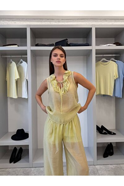 Julidress بلوزة بتفاصيل ياقة مكشكشة وبنطلون مبطن، طقم علوي وسفلي