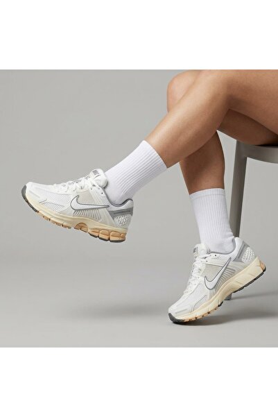 Nike Zoom Vomero 5 Women's White Sneaker Sportie (Slim Fit)