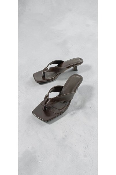 runa shoes نعال بكعب عالٍ ومقدمة مدببة