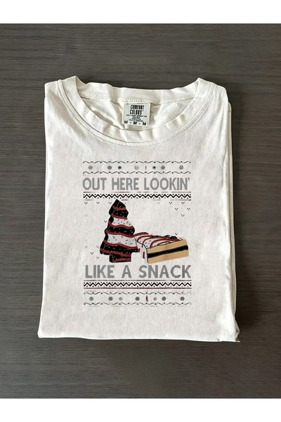 1001 Line تي شيرت رجالي بطبعة "Out Here Lookin' Like A Snack Debbie Cakes Chr...