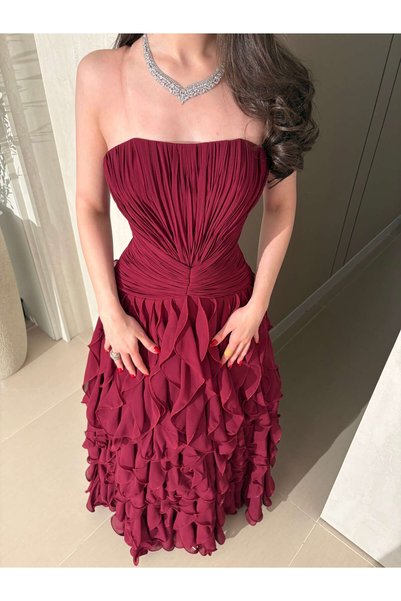 RENATA FASHION فستان سهرة فاخر باللون العنابي مع طبقات كشكشة انسيابية وتصميم كورسيه