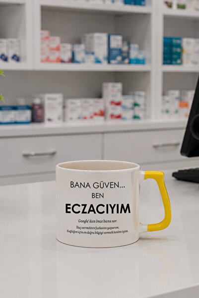 qoeuyl boutique Trust Me, I'M a Pharmacist - Printed Fun Yellow Modern Cerami...