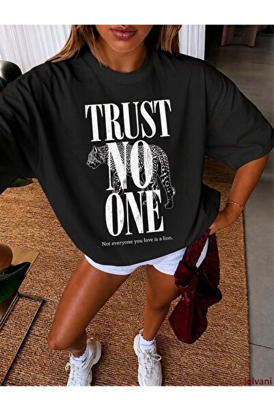 LELVANİ Trust No One Love Is a Lion Printed Crewneck T-Shirt