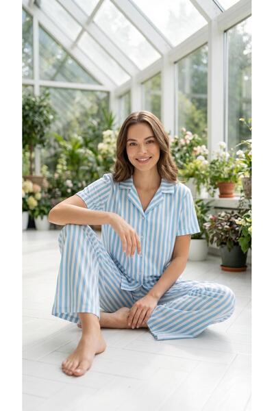 LANA HOMEWEAR KADIN MAVİ VE BEYAZ ÇİZGİLİ ÖNDEN DÜĞMELİ BEBE YAKA MİLAN KUMAŞ...