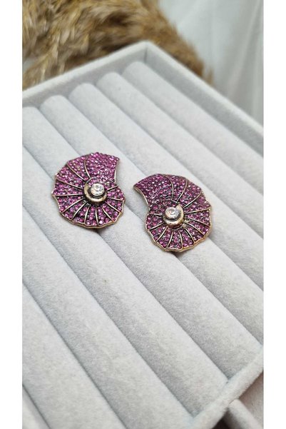 ZEYKU ACCESSORİES أقراط على شكل صدفة البحر نوتيلوس مرصعة بالأحجار