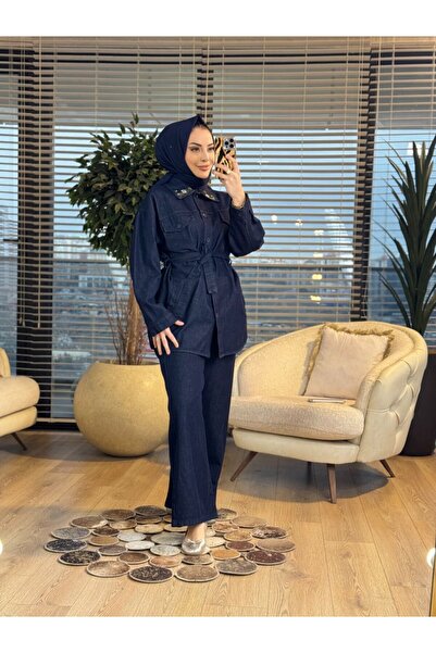 ALANURMODA بدلة 7445 من الدنيم مع جيوب أمامية وتطريز زهور على الياقة باللون ا...