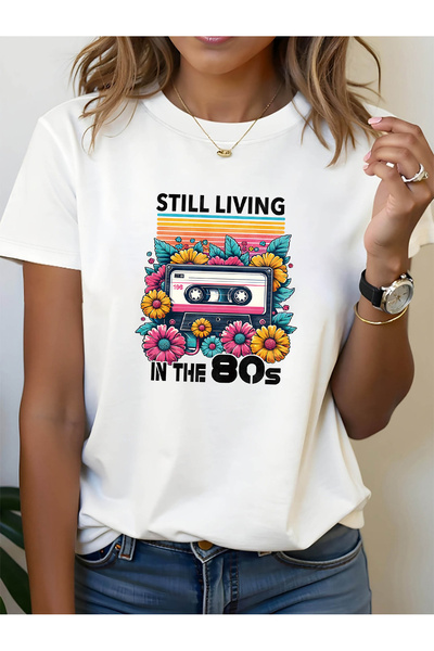 NOURAM تي شيرت نسائي بتصميم عتيق - طباعة جرافيك "STILL LIVING IN THE 80s" بأك...