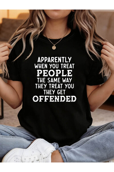 01THEONE تي شيرت نسائي مطبوع عليه عبارة "APPARENTLY WHEN YOU TREAT PEOPLE" بأ...