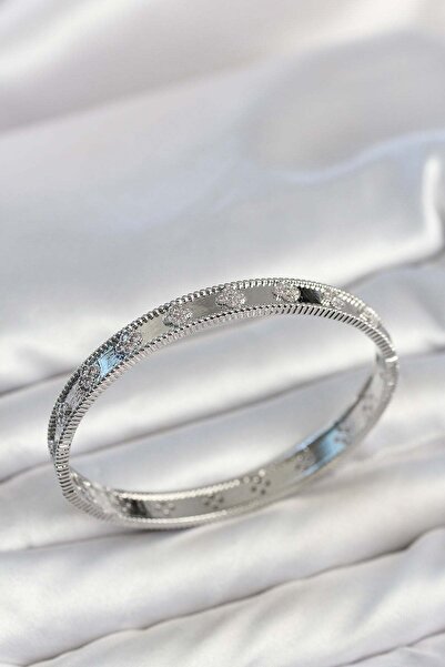 Inure Jewelry سوار نسائي من النحاس الفضي اللون بتصميم البرسيم مرصع بحجر الزركون