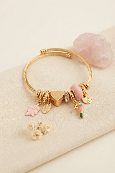 Inure Jewelry سوار ذهبي اللون مع تميمة على شكل طائر باللون الوردي