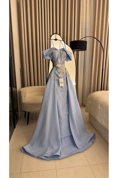 Nareen Fashion فستان سهرة باللون السماوي يجمع بين الرقي والنعومة بتصميم أنثوي...