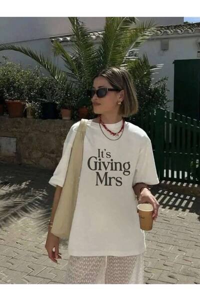 9TAY تي شيرت بأكمام قصيرة مطبوع عليه "It's Giving Mrs" - تي شيرت للعروس الجدي...