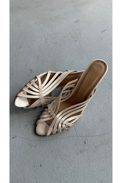 Eataly Shoes نعال بكعب رفيع من الساتان باللون البيج
