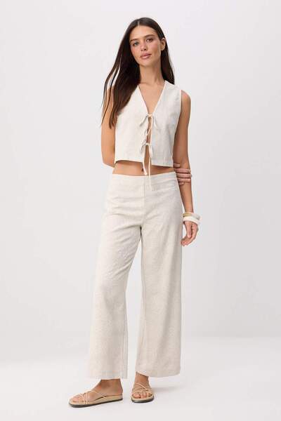 Trendyol Collection Vestă bej cu imprimeu floral în relief și pantaloni cu ti...