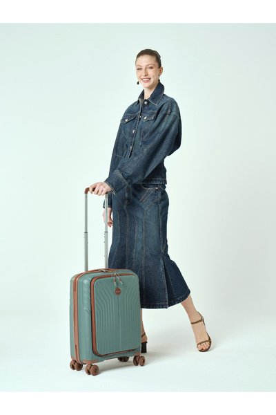 Benetton 8010 Small Polypropylene Unbreakable Suitcase Wheeled Suitcase with Laptop Compartment