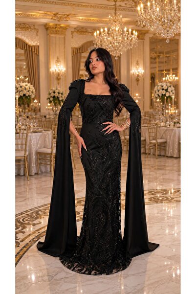 manekan Black Dress with Long, Luxurious Sleeves