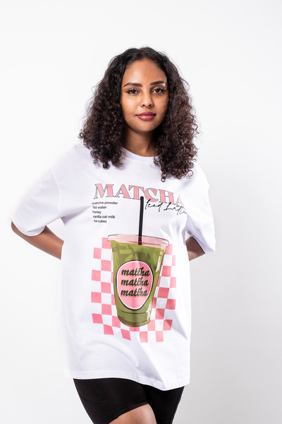 Bak Moda Matcha Iced Latte Štampano Oversize kroj Unisex bela majica