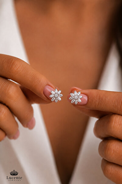 Lucente Jewellery 925 Ayar Uğur Bereket Şans Aşk ve Zerafetin Simgesi Lotus Çiçeği Hediyelik Kararma Karşıtı Rodyum Güçlendirmeli Gümüş Özel Gün Hediyesi Kamelya Lotus Çiçekli Şık & Zarif 1 Çift Küpe