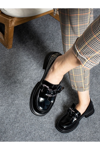 Alemdar Shoes Loafer de damă POPPY din piele neagră cu detaliu de lanț