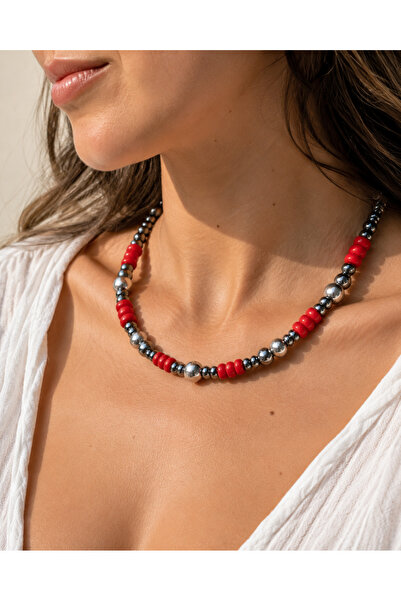 Kutcha Accessories قلادة من الحجر الطبيعي الهيماتيت وخرز زجاجي أحمر مصنوع يدويًا