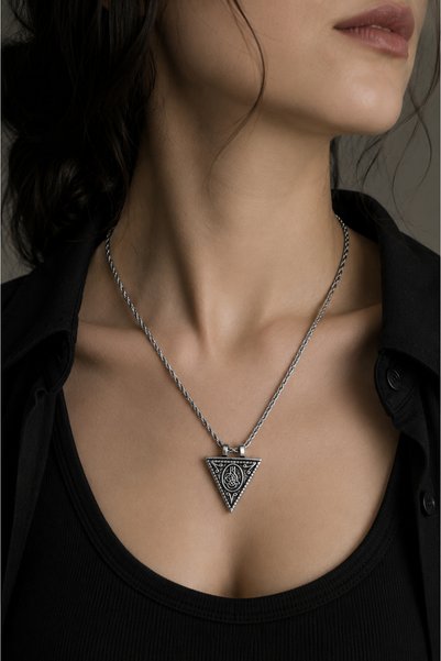 Herşey Nota Üçgen Zincirli Metal Cevşen Kolye – Gümüş Renk 60 cm Unisex Kolye