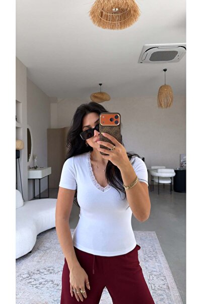 Buket Teke Tricou de bază din bumbac alb cu decolteu în V și detaliu din dantelă