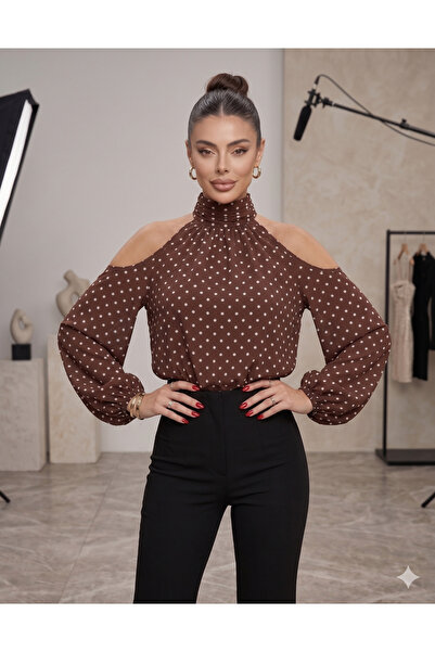 Moda Palmiss Σατέν μπλούζα με πουά, ανοιχτό ώμο και λαιμόκοψη halter