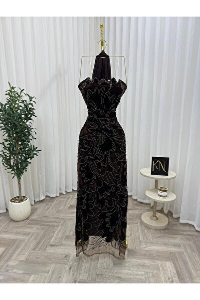 NALA FASHION فستان سهرة أسود فاخر بتصميم أنيق يجمع بين الفخامة والنعومة
