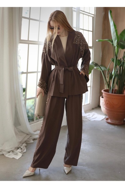 Hilals Butik Pullu İşlemeli Kuşaklı Şık Takım