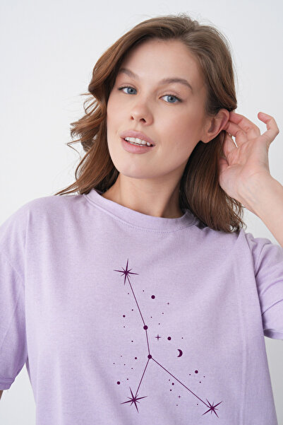 TREND EMMODA Tricou casual liliac cu gât rotund, imprimat cu tematică astrolo...