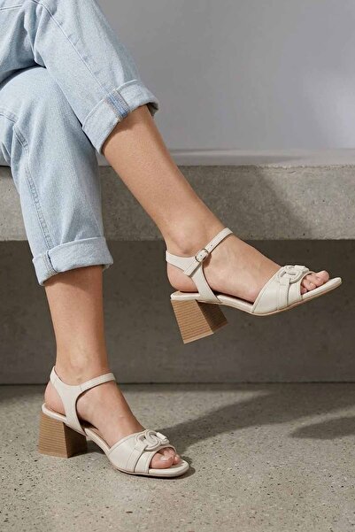 İnci Women's Sandals Beige-Casual Sandals with Thick Heels and Buckle Accesso...