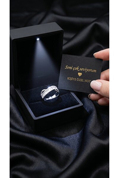 Livora Jewelry Işıklı Hediye Kutulu Orijinal 925 Ayar Gümüş Baget Taşlı Sarma...