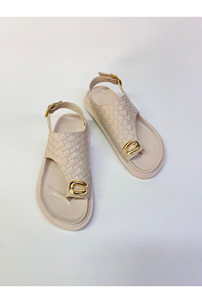 azza shoes صندل لوكاس مريح وأنيق بتصميم مريح ومزين بتفاصيل منسوجة ومشبك ذهبي