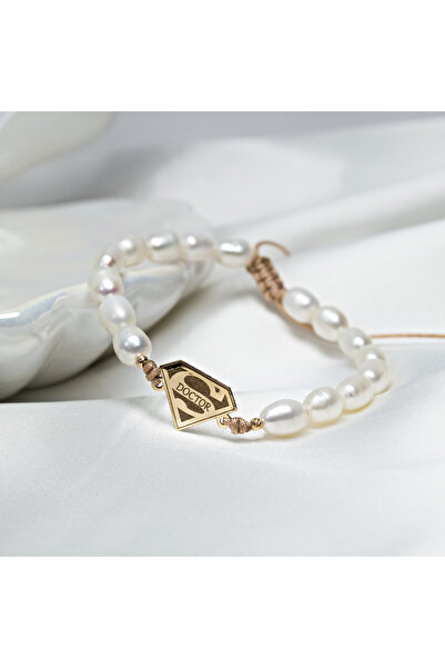 BLACK SWAN Bijoux Natural pearl bracelet with gold beads and 'Super Doctor' link