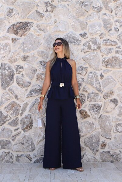 bytugcekaya بذلة ذات ياقة هالتر باللون الأزرق الداكن مع بروش