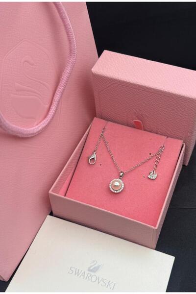 Generic Luxurious Pearl Necklace with a Brilliant Round Design