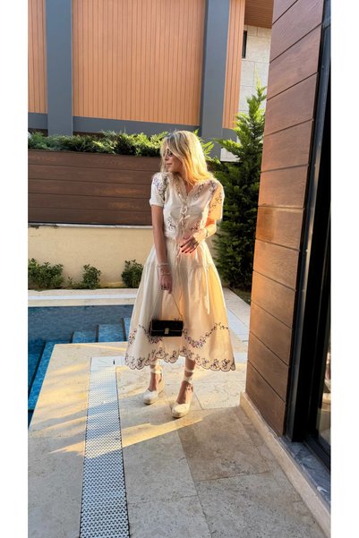asur boutique Kadın Ekru Çiçek Nakışlı Bağcıklı Yaka Midi Boy Yazlık Keten Takım