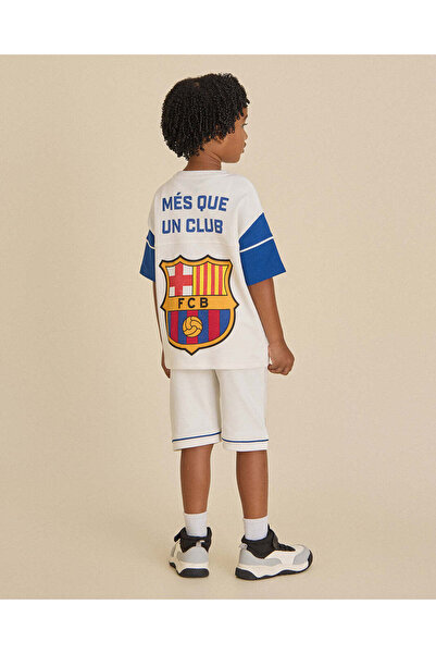 REDTAG طقم تي شيرت وشورت باللون الأبيض الفاتح للأولاد من BARCA
