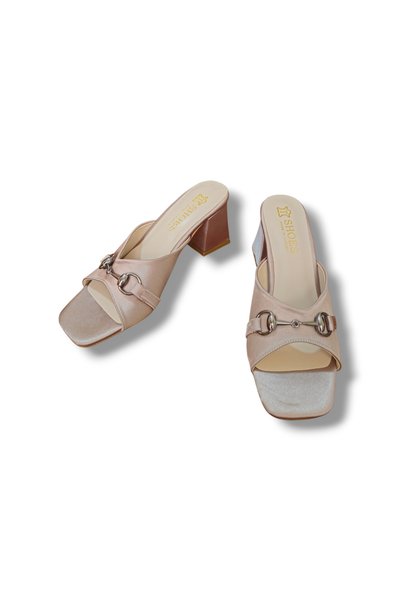 BARONES SHOES نعال بكعب سميك ومشبك من الساتان البودرا